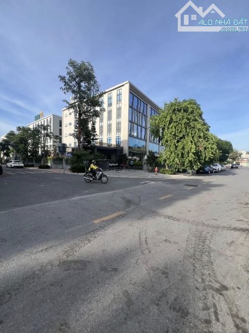 BÁN GẤP Mp Gia Lâm 85m Kinh doanh Vỉa hè TO hơn 10ty Lh KÍN