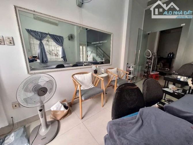 NHÀ ĐẸP Q7 - 3 TẦNG 4PN - Hẻm 4m - Giá hơn 4 tỷ - Chính chủ - An ninh