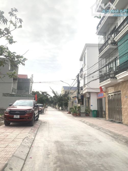 Bán lô đất tuyến 4 phân lô Bãi Huyện 100m giá 2,5x tỷ
