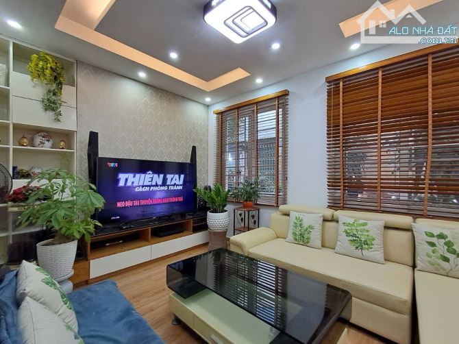 BÁN NHÀ NGUYỄN PHÚC LAI- HOÀNG CẦU - Ô TÔ QUA NHÀ- NHÀ ĐẸP Ở NGAY- MẶT TIỀN HOA HẬU