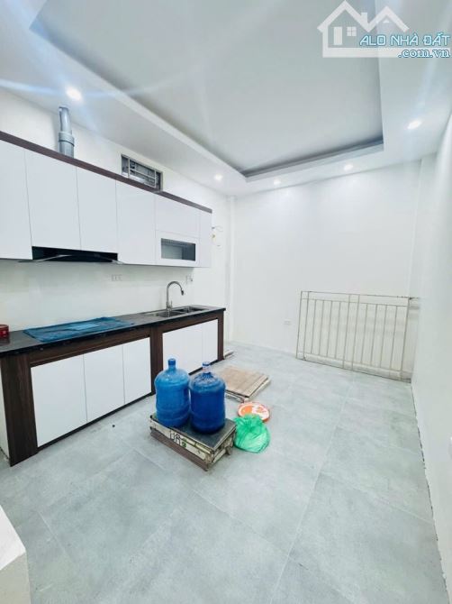 Cầu diễn 42m. 5 tầng. 2 thoáng. Gần chợ. Gần phố. Ngõ thông. 9 tỷ
