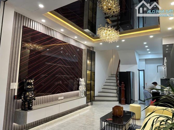 Đỉnh nhất ngõ Thịnh Quang, Đống Đa - 50m², 5 tầng, oto, hiện đại - Giá 11.5 tỷ