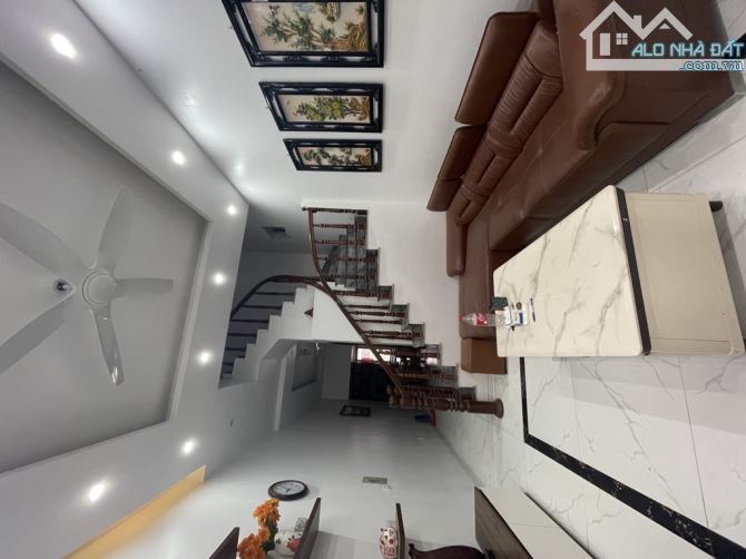 Cầu diễn 65m. 3 tầng. 3 thoáng. Ngõ thông ô tô 7 chỗ quá nhà. 9,5 tỷ - 10