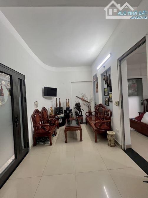BÁN GẤP NHÀ NGỌC LÂM- LÔ GÓC-70m2-MT 5,6M- 3 Mặt thoáng chỉ 9,7Tỷ Tl - 10