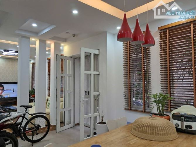 BÁN NHÀ NGUYỄN PHÚC LAI- HOÀNG CẦU - Ô TÔ QUA NHÀ- NHÀ ĐẸP Ở NGAY- MẶT TIỀN HOA HẬU - 1