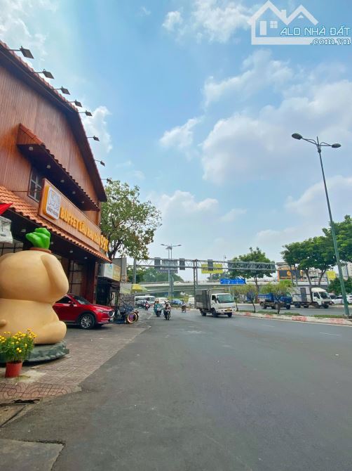 Nhà MT Phạm Văn Đồng - Vòng Xoay Nguyễn Thái Sơn DT:11x50m HĐ Thuê 130tr/th Giá 105 Tỷ TL - 1