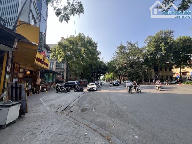 Bán đất mặt phố Nguyễn Thái Học - Quận Ba Đình. Full thổ cư