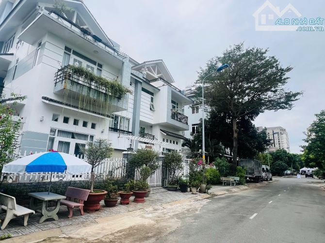 BÁN BIỆT THỰ SONG LẬP GIA HÒA, Q9 – 214M² ĐẤT, HƠN 500M² SÀN – SỔ HỒNG CHÍNH CHỦ. GIÁ 23.5 - 4