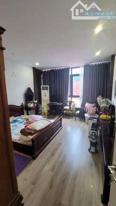Mặt Hồ Phố Chùa Láng, sau nhà ngõ oto tránh, vỉa hè rộng, 6 tầng thang máy, 65m2.Giá 33 tỷ - 4
