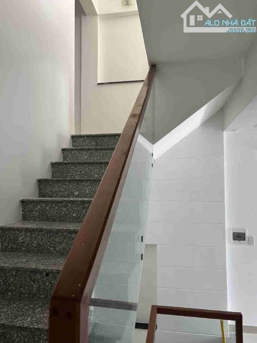NHÀ ĐẸP 3 TẦNG KIÊN CỐ VÀO Ở NGAY – Ô TÔ ĐỖ CỬA – ĐƯỜNG 6M ÔNG ÍCH KHIÊM – NHỈNH 6 TỶ - 6