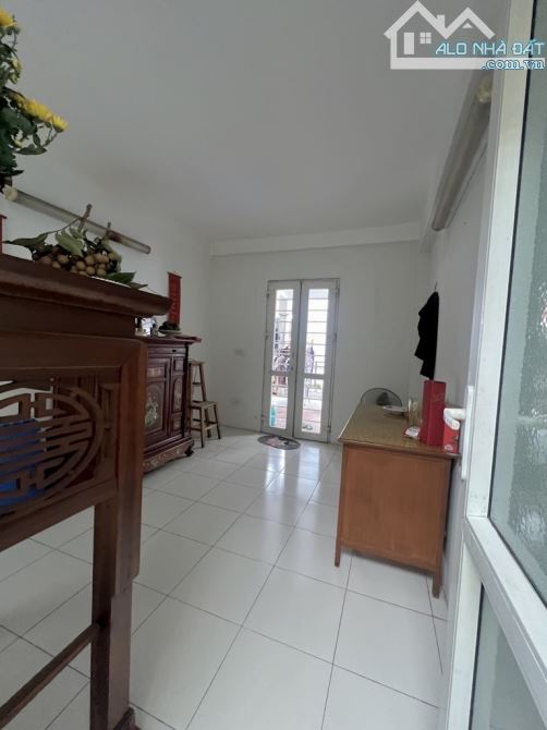 BÁN GẤP NHÀ NGỌC LÂM- LÔ GÓC-70m2-MT 5,6M- 3 Mặt thoáng chỉ 9,7Tỷ Tl - 9