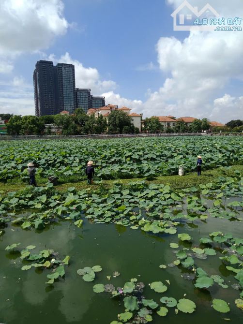 BÁN GẤP LÔ ĐẤT MẶT HỒ QUAN NHÂN, DT 180M, MT 8,2 LÔ GÓC 3 MẶT THOÁNG, Ô TÔ VÀO NHÀ, GIÁ 45