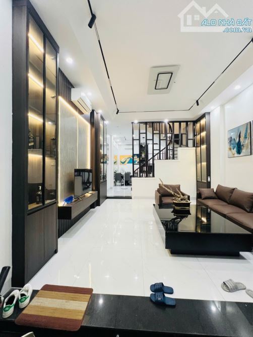 Bán Nhà Đẹp Xuân Thuỷ - Tặng Full Nội Thất Xịn - 60m2 x 5 Tầng - 9.x Tỷ.