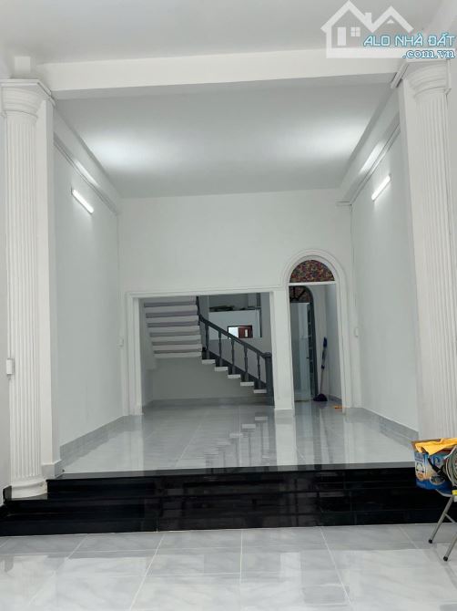 Cho thuê nhà mặt tiền 142 Ký Con, Nguyễn Thái Bình, Q1. Trệt, 3 Lầu, DT 4,5x24 chỉ 60tr