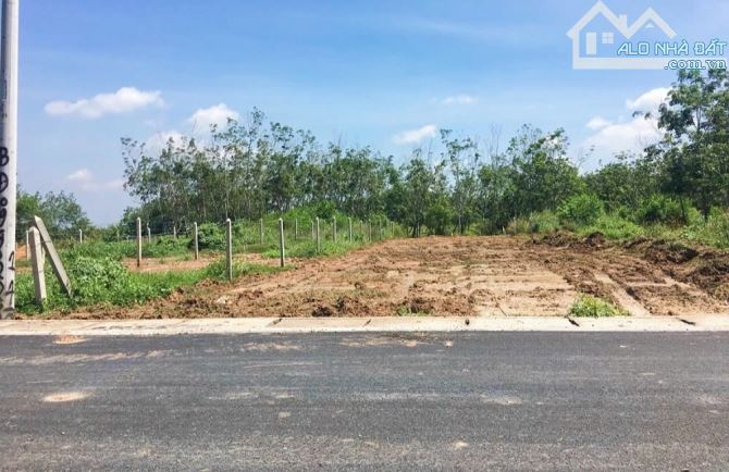 Cần bán gấp đất mặt tiền đường nhựa có 100m thổ cư dân đông giá chie 760tr 1300m2
