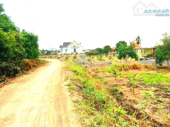 Chỉ 850tr sở hữu 1000m2 đất vườn View Kênh cực đẹp