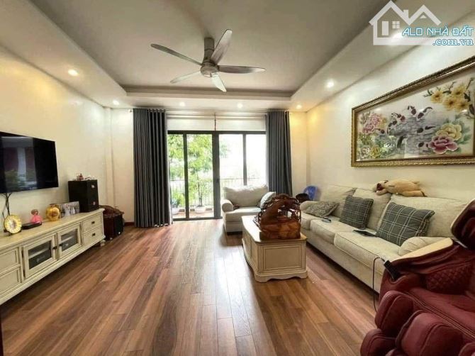 Bán căn nhà 38m 6tầng thang máy ô tô tận nhà  - tại đối diện AEON Long Biên - chỉ hơn 7tỷ.