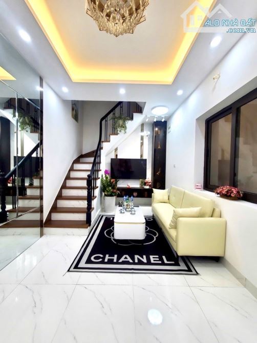 BÁN NHÀ LÒ ĐÚC – LEXUS ĐỖ SÁT CỬA – 4 TẦNG LUNG LINH – CHỈ NHỈNH 6 TỶ!