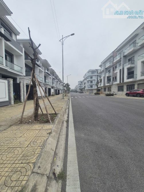 Bán  BT xây thô Himlam Đại Phúc . dt 220m . mt 9m . hướng TN . giá 19 tỷ 5
