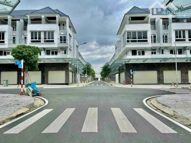 Giá rẻ chỉ 8,5 tỷ. Bán căn Shophouse Văn Hoa Villa P. Thống Nhất. 1T 3L 5x20m. Sổ hoàn côn