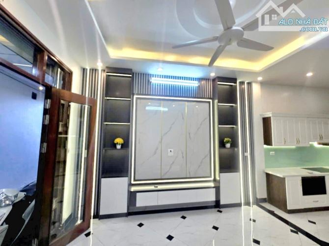 Bán nhà hồ Đền Lừ, nhà mới lô góc 30m2- 10ra oto dừng đỗ, ngõ thông kinh doanh 3 phòng ngủ