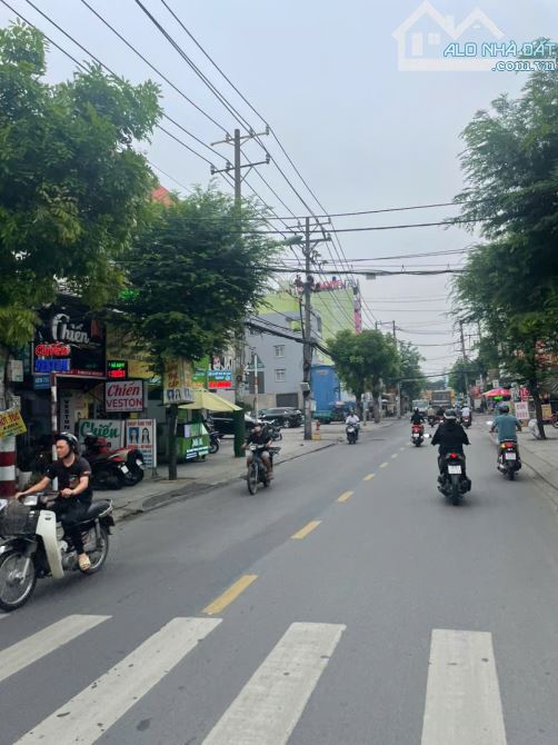 Nhà mặt phố tọa lạc tại Nguyễn Văn Quá, Phường Đông Hưng Thuận, Quận 12, Chỉ 26T