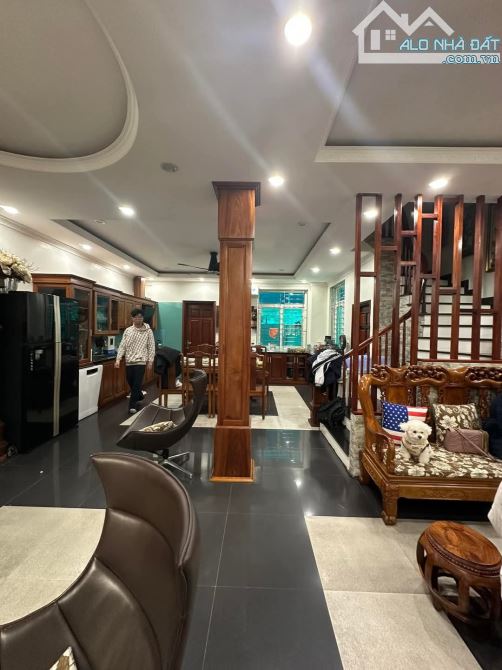 Cách mặt phố Hoàng Đạo Thành vài nhà; 48m2, giá 12.7 tỷ; Ngõ 4m