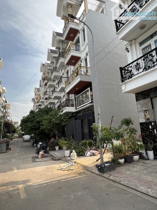 Ngay Nguyễn Văn Quá. 5 Tầng 220m dtsd. KPL dân trí. Hẻm 8m vỉa hè. Chỉ 5tỷ1 TL chính chủ - 1