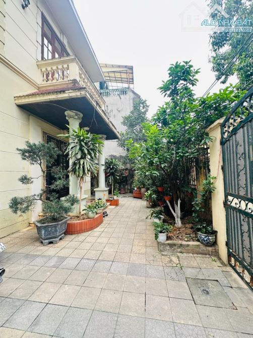 BÁN ĐẤT TẶNG NHÀ GIÁ SIÊU MỀM Ô TÔ VÀO NHÀ 2 THOÁNG XUÂN LA TÂY HỒ DT 240M2 MT 7M 28 TỶ - 1