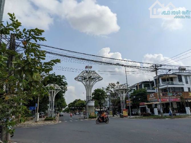 Bán Nhà Lô Góc 2 MTĐ - 4Tầng - 90m2 - Gần Lò Lu, Quận 9. Giá 8.X Tỷ - 1