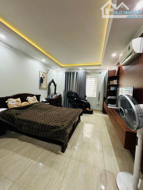 Cách mặt phố Hoàng Đạo Thành vài nhà; 48m2, giá 12.7 tỷ; Ngõ 4m - 1