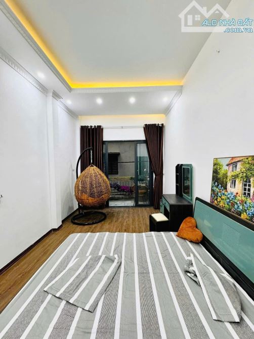CẦN BÁN NHÀ ĐẸP Ở NGAY - 2 THOÁNG - Ô TÔ ĐỖ CỬA - CỰC GẦN PHỐ, HỒ LINH ĐÀM. - 2