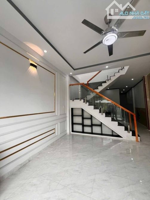 Cho thuê Gấp Nhà 1 trệt 1 lầu sân xe ôtô mới tinh ngay cuối đường Đồng Khởi - 2