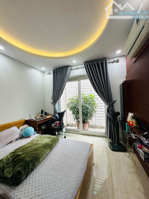 Cách mặt phố Hoàng Đạo Thành vài nhà; 48m2, giá 12.7 tỷ; Ngõ 4m - 2