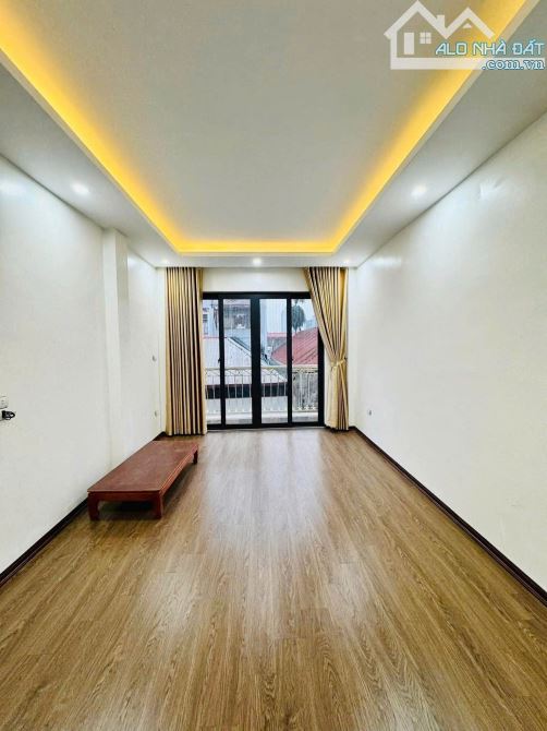 CẦN BÁN NHÀ ĐẸP Ở NGAY - 2 THOÁNG - Ô TÔ ĐỖ CỬA - CỰC GẦN PHỐ, HỒ LINH ĐÀM. - 3