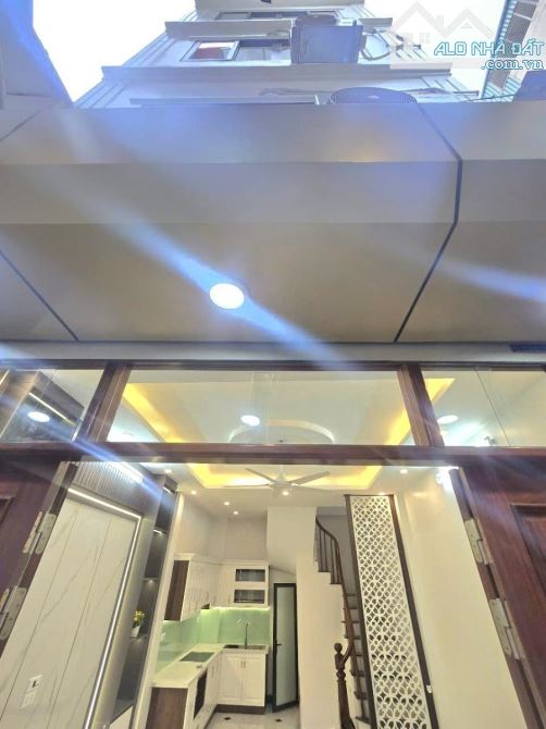 Bán nhà hồ Đền Lừ, nhà mới lô góc 30m2- 10ra oto dừng đỗ, ngõ thông kinh doanh 3 phòng ngủ - 3