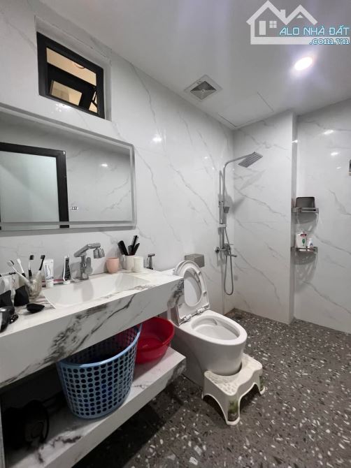 Cách mặt phố Hoàng Đạo Thành vài nhà; 48m2, giá 12.7 tỷ; Ngõ 4m - 3