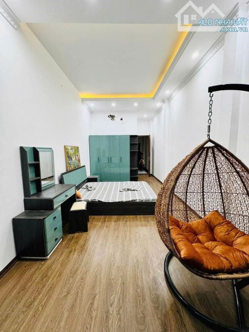CẦN BÁN NHÀ ĐẸP Ở NGAY - 2 THOÁNG - Ô TÔ ĐỖ CỬA - CỰC GẦN PHỐ, HỒ LINH ĐÀM. - 4