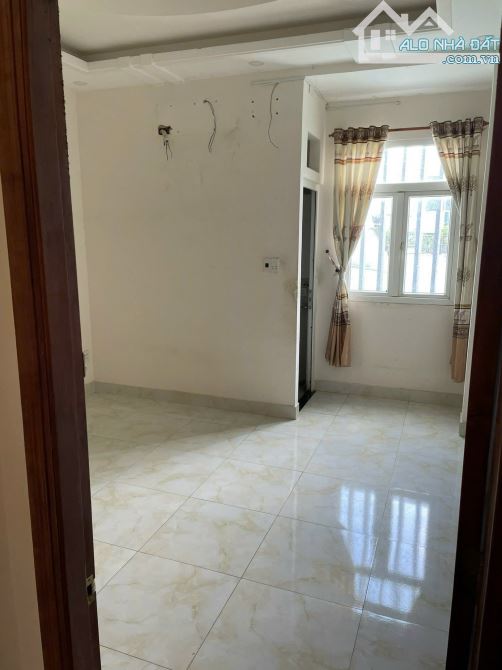 Bán nhà 1T2L HXH ngay CĐ Công Thương. 4 x 18 = 72m2. 6.3 tỷ - 4