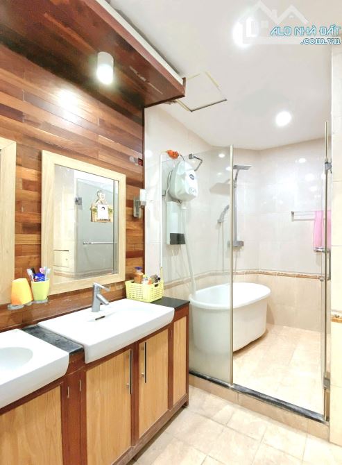 CHUNG CƯ MẶT PHỐ VIP LÁNG HẠ 199M2 -4 NGỦ - TRUNG TÂM BA ĐÌNH,- VIEW HỒ - GIÁ CHỈ 79TR/M2 - 4