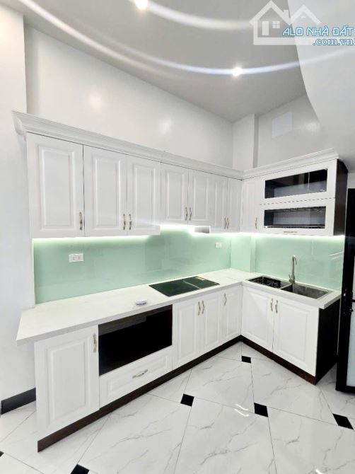 Bán nhà hồ Đền Lừ, nhà mới lô góc 30m2- 10ra oto dừng đỗ, ngõ thông kinh doanh 3 phòng ngủ - 4