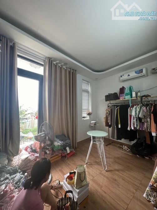 Ngay Nguyễn Văn Quá. 5 Tầng 220m dtsd. KPL dân trí. Hẻm 8m vỉa hè. Chỉ 5tỷ1 TL chính chủ - 5