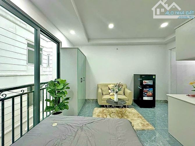 BÁN CHDV NGAY PHẠM VĂN ĐỒNG - SÁT SÂN BAY - 90 M2 - 9 PHÒNG - 5 TẦNG - THANG MÁY - 5