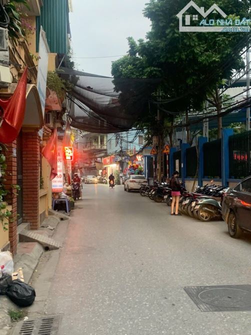 [Giảm 1 tỷ] Bán gấp nhà Kim Giang 6 tầng, thang máy, DT 72m2, MT: 6.8m, giá 16 tỷ. Ô tô đỗ