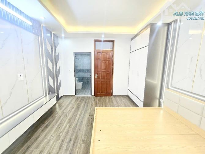Bán nhà hồ Đền Lừ, nhà mới lô góc 30m2- 10ra oto dừng đỗ, ngõ thông kinh doanh 3 phòng ngủ - 7