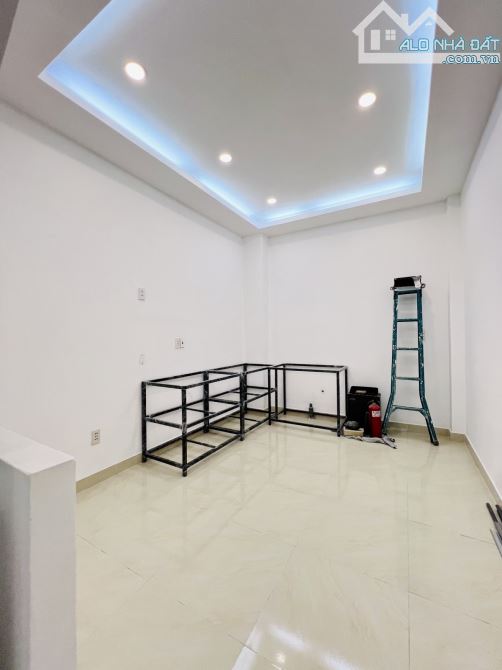 HÀNG HIẾM VỀ! NHÀ ĐẸP GIÁ TỐT QUẬN 10 - HẺM 5M BA THÁNG HAI - DT:40M2 -3 TẦNG - CHỈ 8 TỶ! - 8