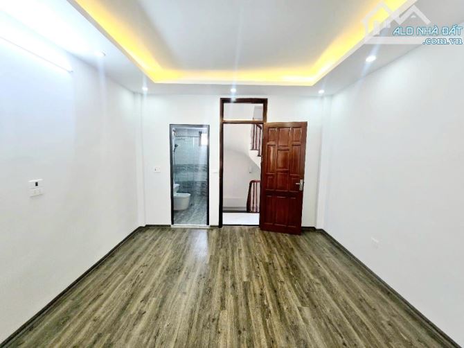Bán nhà hồ Đền Lừ, nhà mới lô góc 30m2- 10ra oto dừng đỗ, ngõ thông kinh doanh 3 phòng ngủ - 8