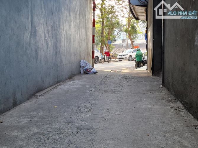 Bán nhà hồ Đền Lừ, nhà mới lô góc 30m2- 10ra oto dừng đỗ, ngõ thông kinh doanh 3 phòng ngủ - 9