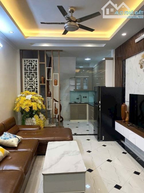 Nhà mới đẹp gần phố - ngõ nông rộng nội thất đẹp - đầy đủ công năng dân trí cao an sinh đì
