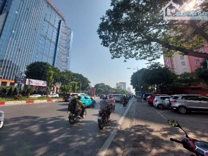 MẶT PHỐ HOÀNG QUỐC VIỆT 192m giá 90 tỷ - VỈA HÈ ĐÁ BÓNG - THANG MÁY - DÒNG TIỀN ỔN ĐỊNH